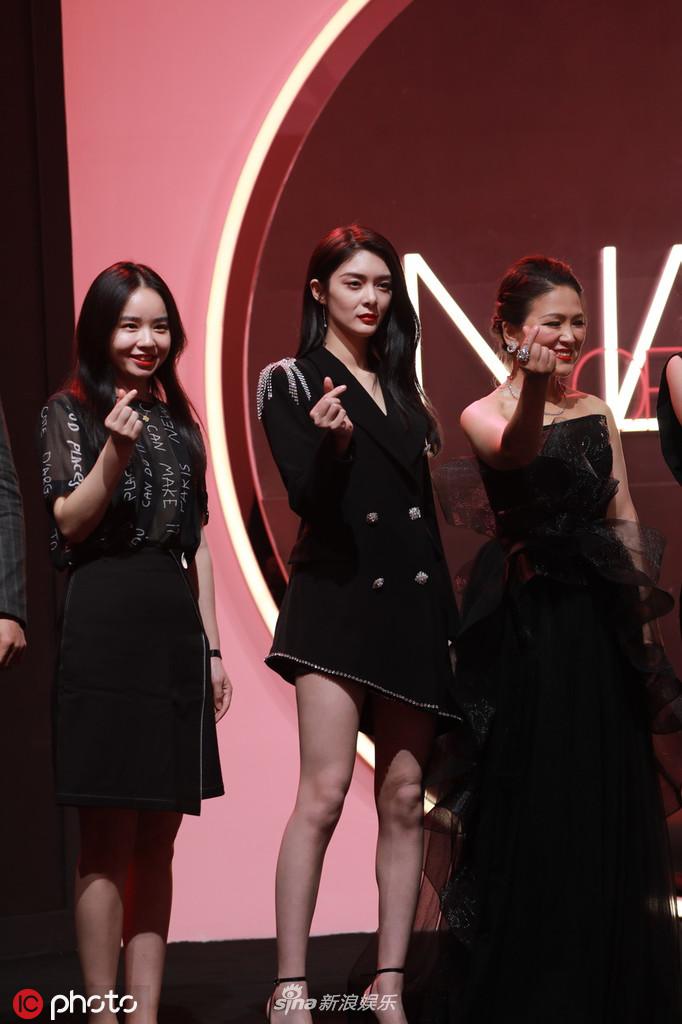 「奇趣网」“白富美”乔欣“腿精”傅菁同台斗艳 张靓颖黑裙帅气