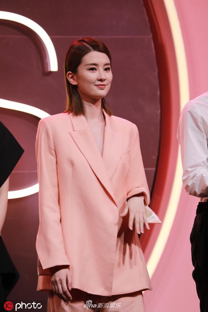 「奇趣网」“白富美”乔欣“腿精”傅菁同台斗艳 张靓颖黑裙帅气