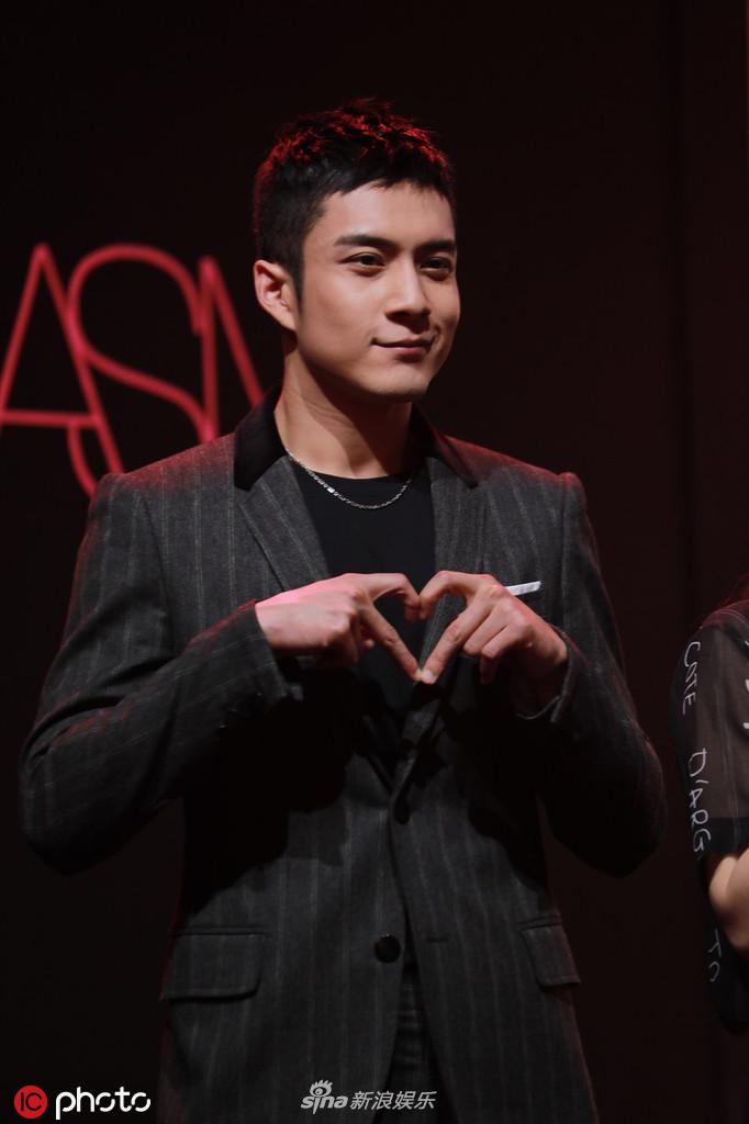 「奇趣网」“白富美”乔欣“腿精”傅菁同台斗艳 张靓颖黑裙帅气