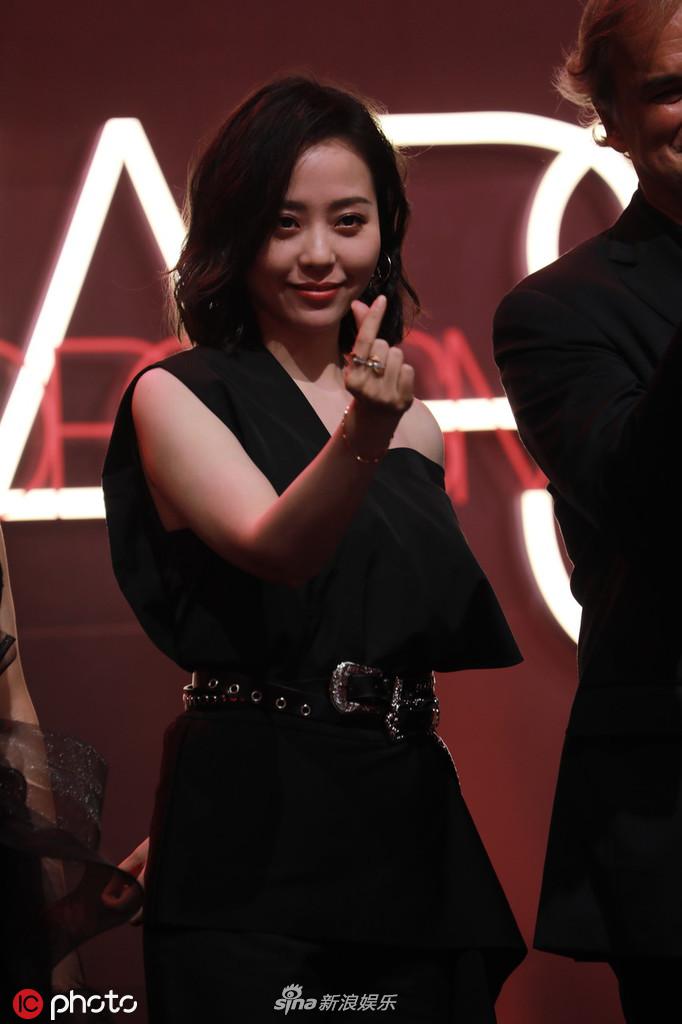 「奇趣网」“白富美”乔欣“腿精”傅菁同台斗艳 张靓颖黑裙帅气