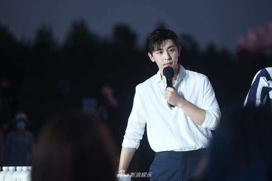 汉服律师通勤穿搭图,汉服法律