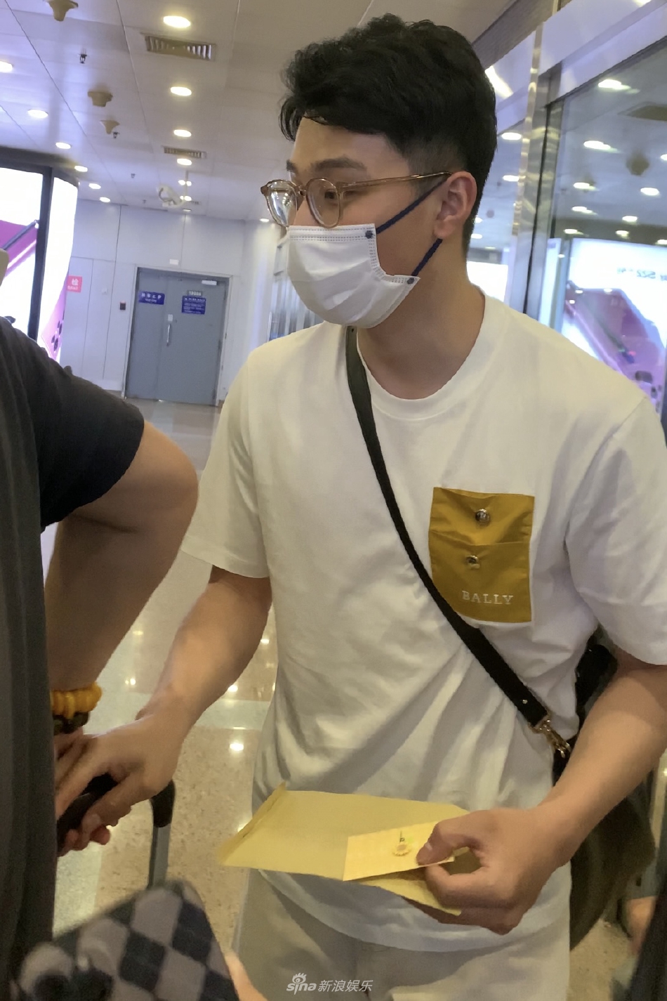 组图:任子威白色短袖搭休闲裤现身机场给粉丝签名人气旺第5张图片 组图:任子威白色短袖搭休闲裤现身机场给粉丝签名人气旺第5张图片