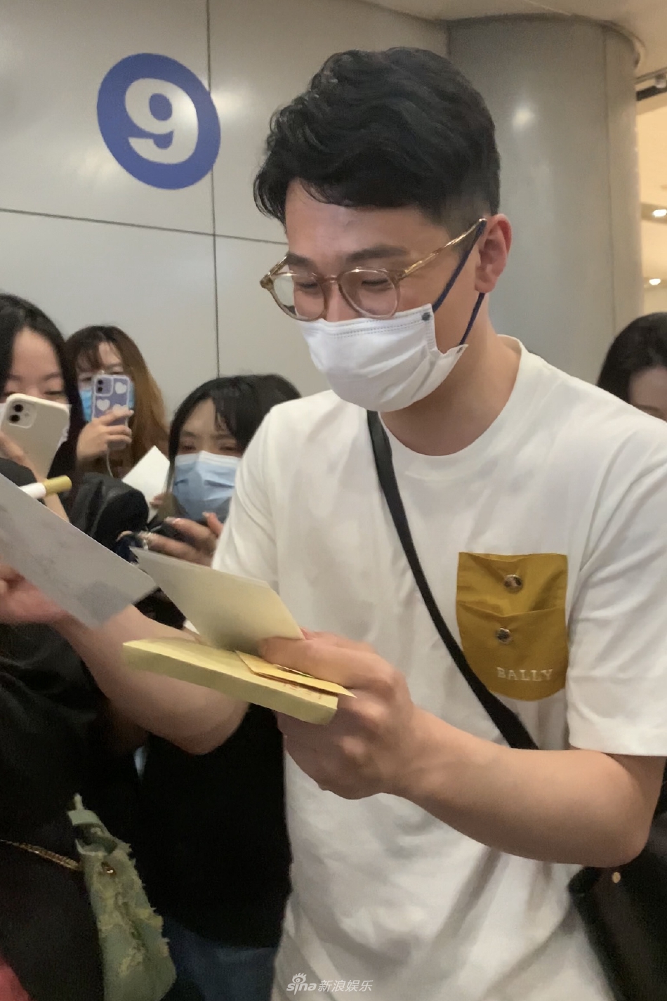 组图:任子威白色短袖搭休闲裤现身机场给粉丝签名人气旺第1张图片 组图:任子威白色短袖搭休闲裤现身机场给粉丝签名人气旺第1张图片