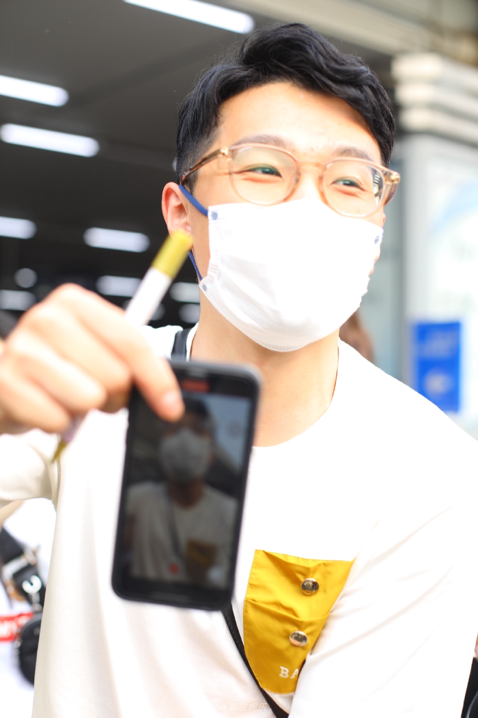 组图:任子威白色短袖搭休闲裤现身机场给粉丝签名人气旺第2张图片 组图:任子威白色短袖搭休闲裤现身机场给粉丝签名人气旺第2张图片