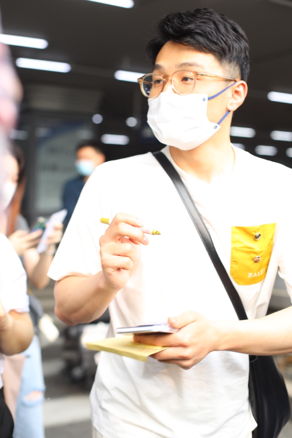 组图:任子威白色短袖搭休闲裤现身机场给粉丝签名人气旺第4张图片 组图:任子威白色短袖搭休闲裤现身机场给粉丝签名人气旺第4张图片