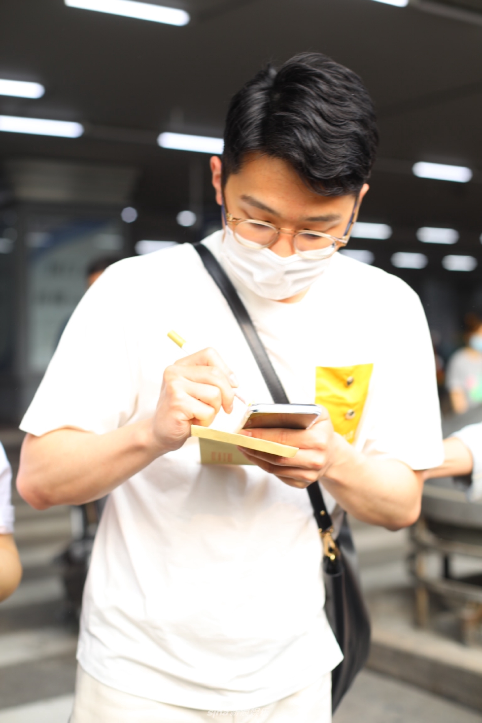 组图:任子威白色短袖搭休闲裤现身机场给粉丝签名人气旺第3张图片 组图:任子威白色短袖搭休闲裤现身机场给粉丝签名人气旺第3张图片