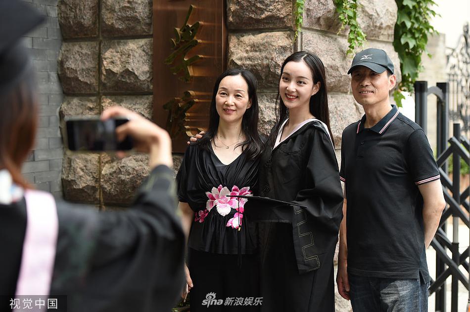 组图 中戏毕业典礼美女云集 穿学士服拍照留念颜值不俗
