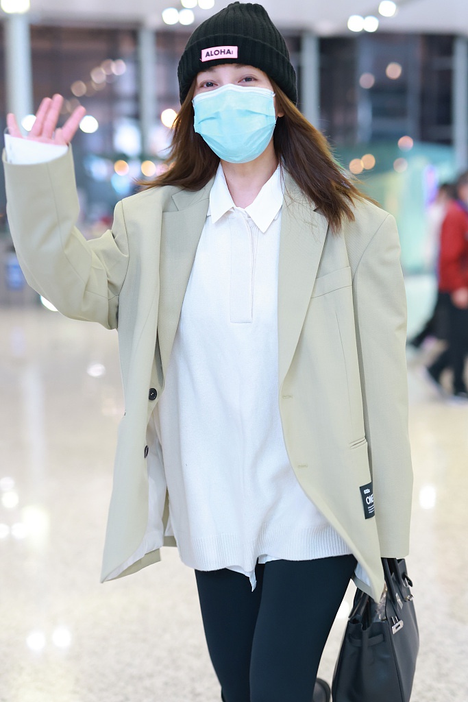 图：吴昕穿浅色西装搭针织帽又飒又美 开心朝镜头挥手(图2)