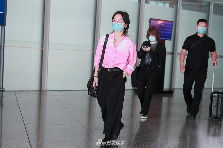 飞机场的女孩视频 e8e2-itvqccc0638355.jpg