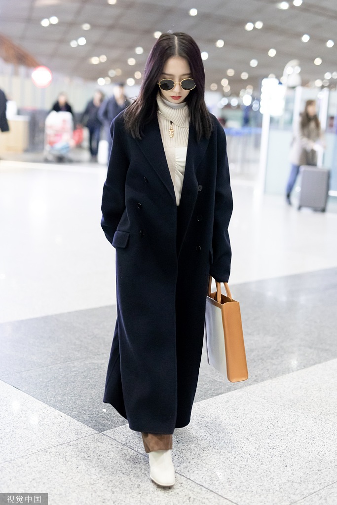 黑色风衣搭配什么毛衣_黑色风衣搭配图片女