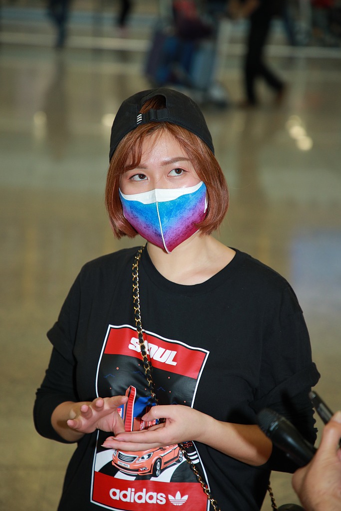 组图 TVB女星白云现身机场 对镜比耶笑眼弯弯很可爱
