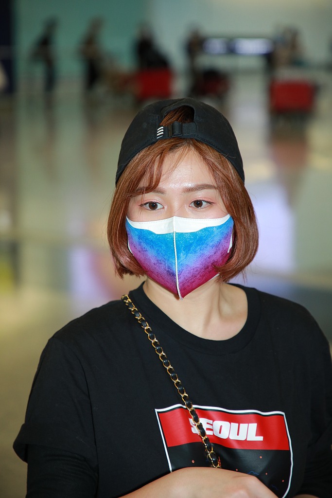 组图 TVB女星白云现身机场 对镜比耶笑眼弯弯很可爱