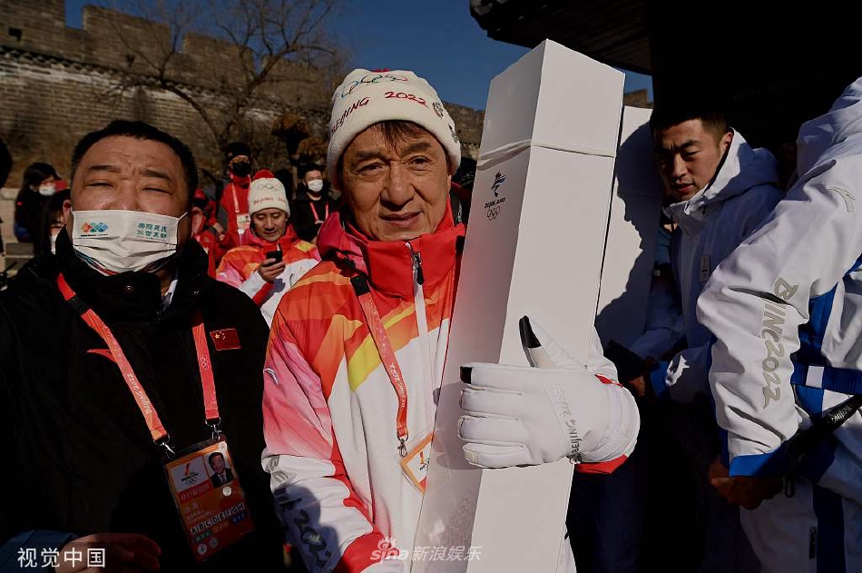 组图：成龙参与北京冬奥会火炬传递 希望通过奥运传承五千年文化_1