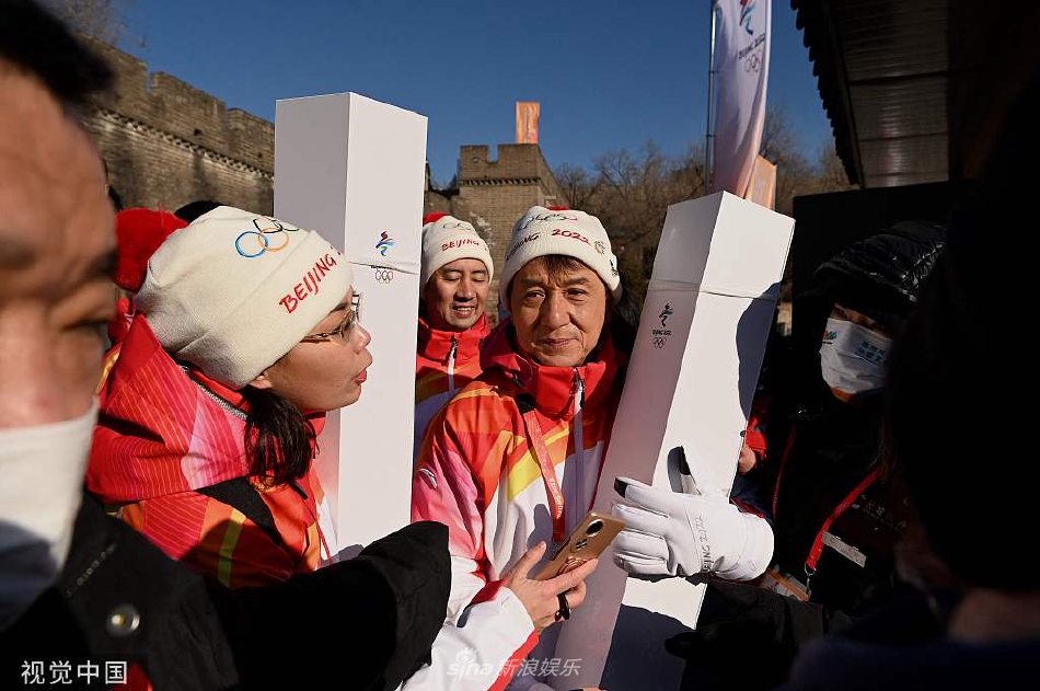 组图：成龙参与北京冬奥会火炬传递 希望通过奥运传承五千年文化_2