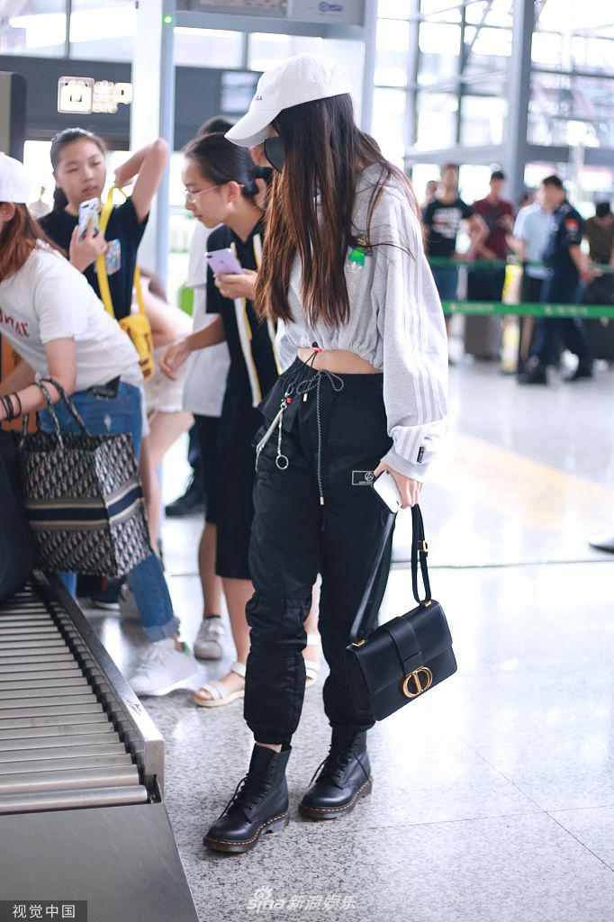 Angelababy包裹严实现身机场 超短上衣小蛮腰醒目