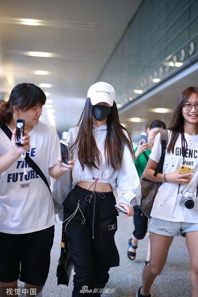 Angelababy包裹严实现身机场 超短上衣小蛮腰醒目