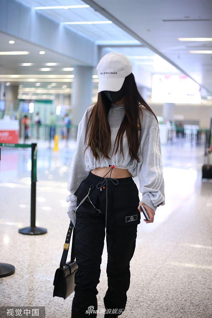 Angelababy包裹严实现身机场 超短上衣小蛮腰醒目