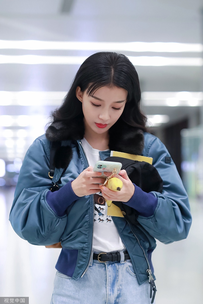 组图:辣妈孙怡留卷发美丽可爱 穿棒球服搭牛仔裤清新帅气