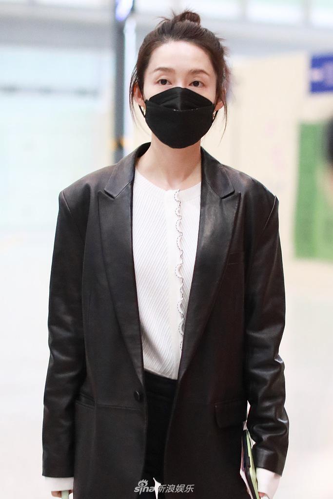 组图:李沁素颜梳丸子头皮肤白皙透亮 穿西装身形纤瘦气质优雅