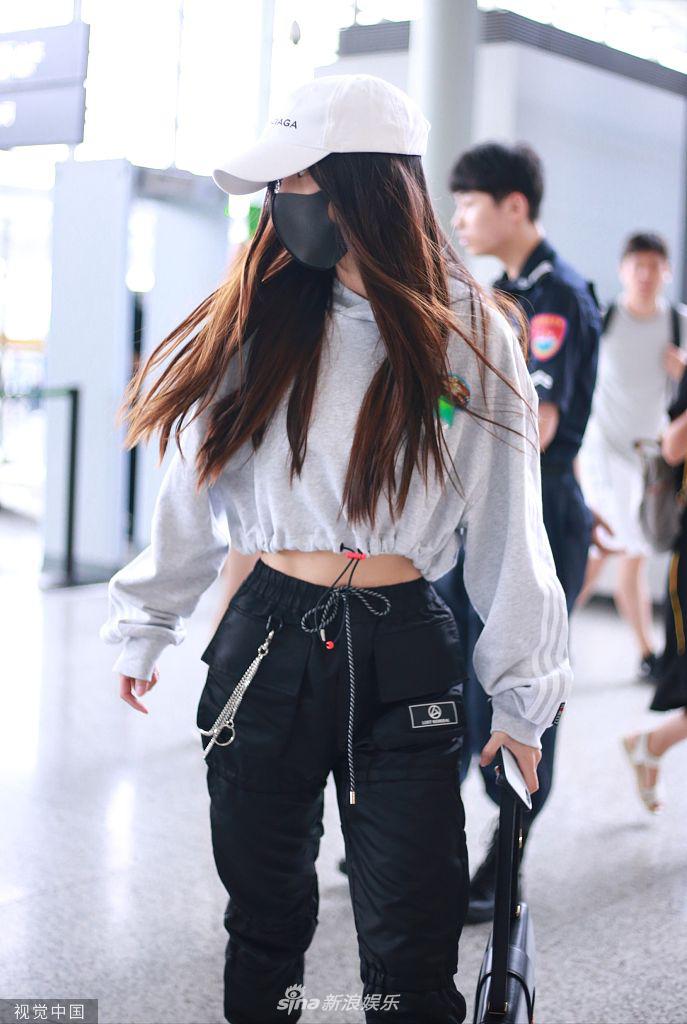 Angelababy包裹严实现身机场 超短上衣小蛮腰醒目
