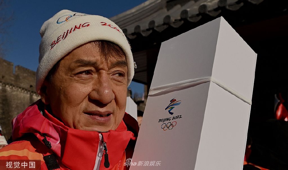 组图：成龙参与北京冬奥会火炬传递 希望通过奥运传承五千年文化