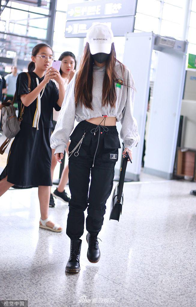 Angelababy包裹严实现身机场 超短上衣小蛮腰醒目