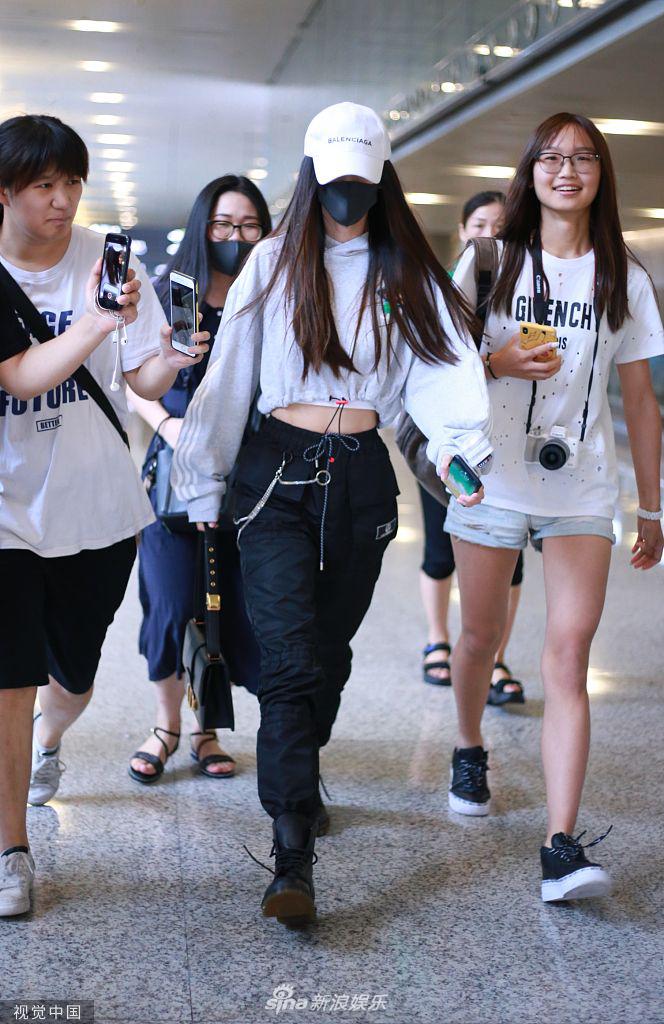 Angelababy包裹严实现身机场 超短上衣小蛮腰醒目