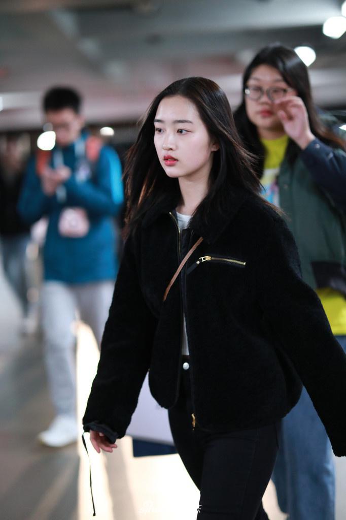 组图:tfboys师妹邓恩熙长发披肩皮肤白嫩 14岁清纯度爆表