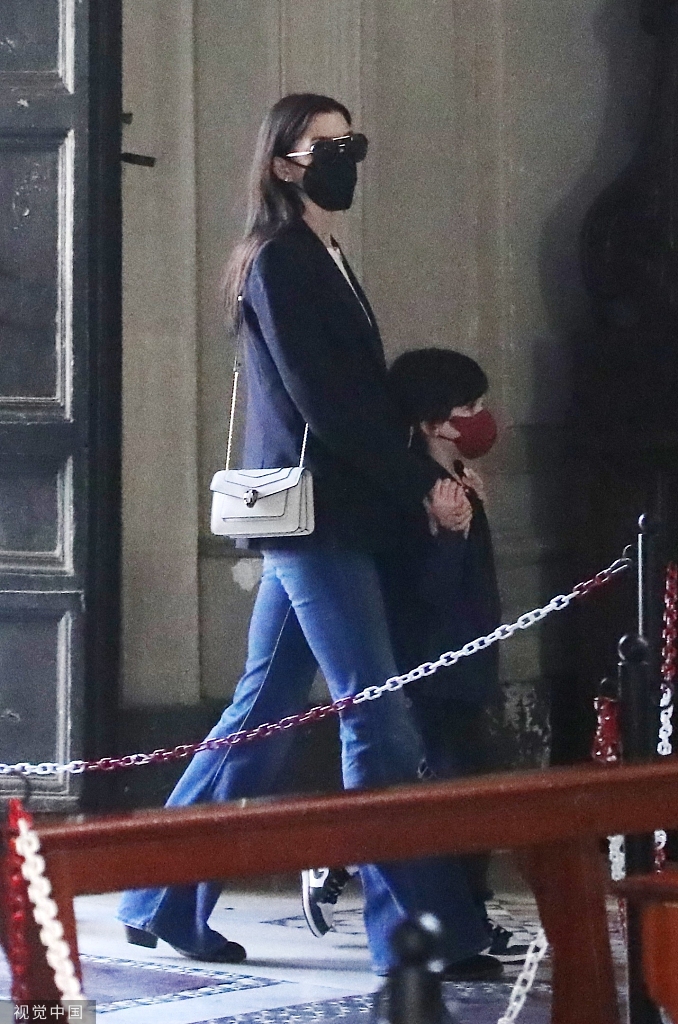 组图:海瑟薇与家人参观教堂西服外套配喇叭牛仔简约优雅第4张图片 组图:海瑟薇与家人参观教堂西服外套配喇叭牛仔简约优雅第4张图片