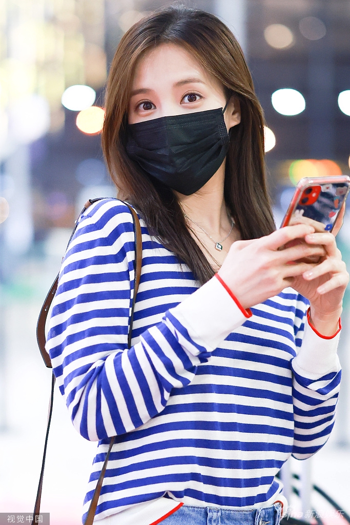 李一桐长发披肩眉眼弯弯 穿条纹衫搭破洞牛仔裤时髦靓丽(图2)