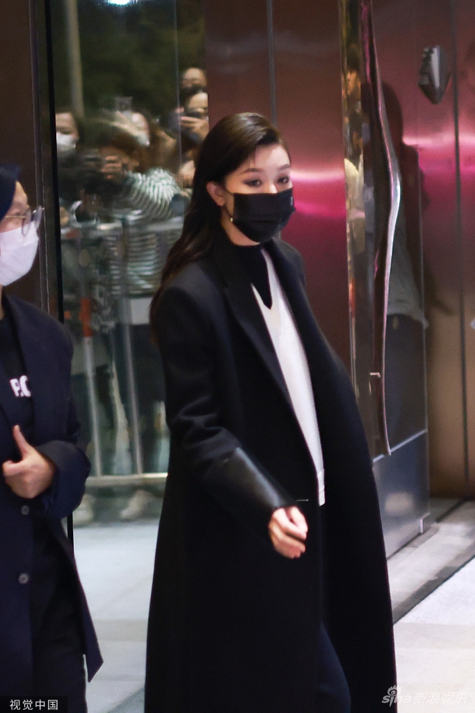组图：文咏珊甜蜜比心认真营业 穿黑色大衣演绎时髦女强人_1