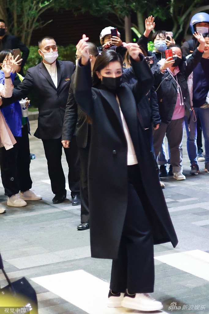 组图：文咏珊甜蜜比心认真营业 穿黑色大衣演绎时髦女强人_3