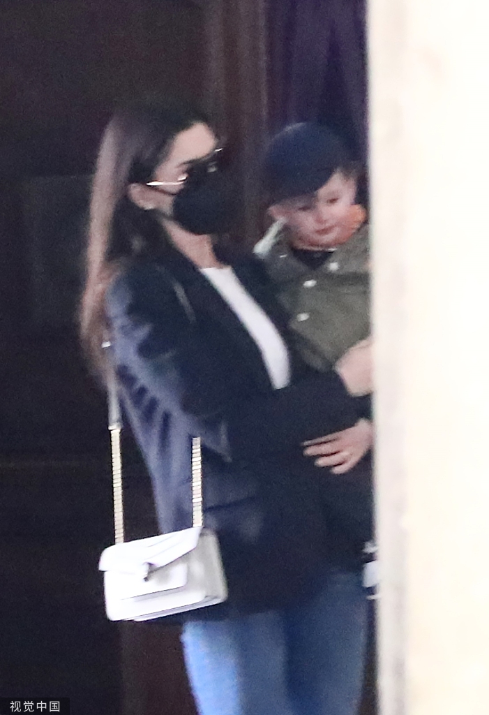 组图:海瑟薇与家人参观教堂西服外套配喇叭牛仔简约优雅第3张图片 组图:海瑟薇与家人参观教堂西服外套配喇叭牛仔简约优雅第3张图片