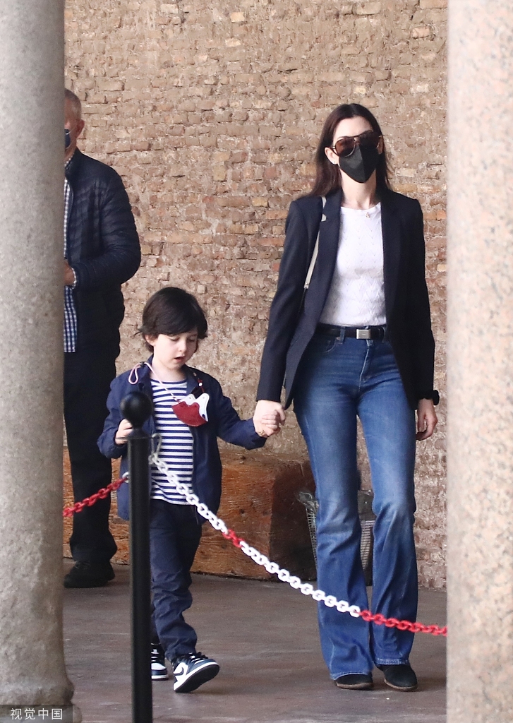 组图:海瑟薇与家人参观教堂西服外套配喇叭牛仔简约优雅第1张图片 组图:海瑟薇与家人参观教堂西服外套配喇叭牛仔简约优雅第1张图片