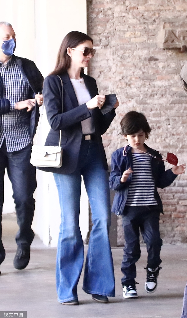 组图:海瑟薇与家人参观教堂西服外套配喇叭牛仔简约优雅第2张图片 组图:海瑟薇与家人参观教堂西服外套配喇叭牛仔简约优雅第2张图片