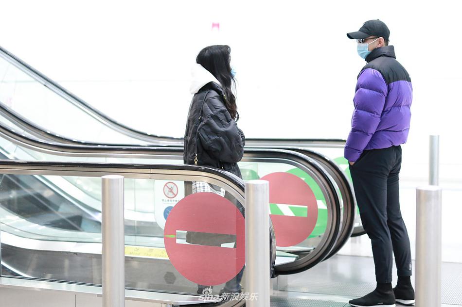 组图:金瀚张芷溪吵架风波后现身 男生电梯下等女友两人对视超甜