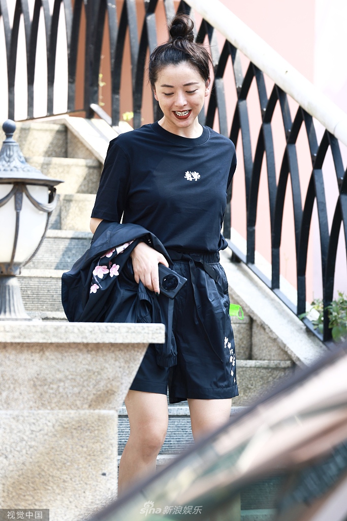 组图:黄小蕾扎丸子头现身长沙某酒店备战《浪姐》一公第2张图片 组图:黄小蕾扎丸子头现身长沙某酒店备战《浪姐》一公第2张图片