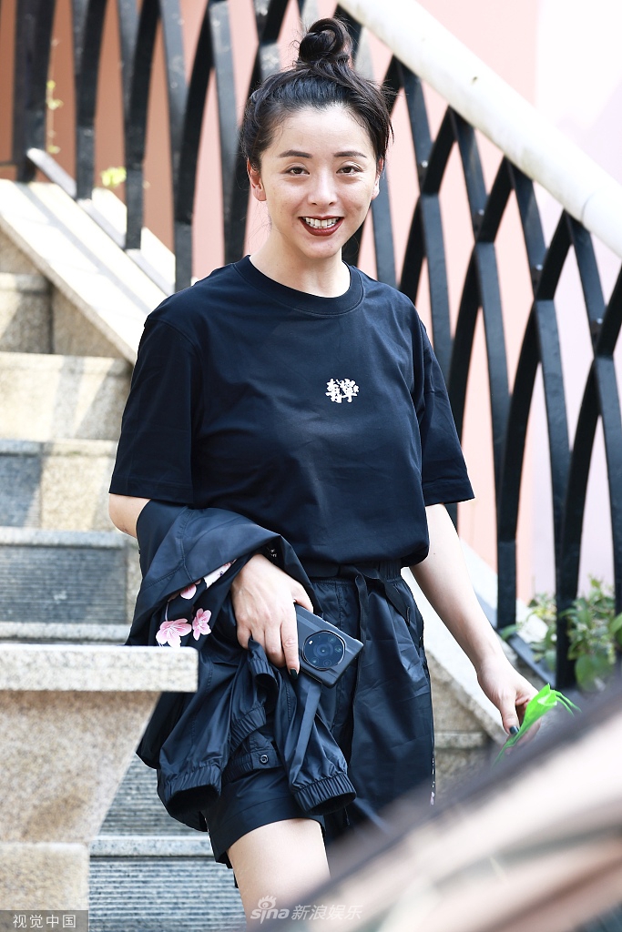 组图:黄小蕾扎丸子头现身长沙某酒店备战《浪姐》一公第4张图片 组图:黄小蕾扎丸子头现身长沙某酒店备战《浪姐》一公第4张图片