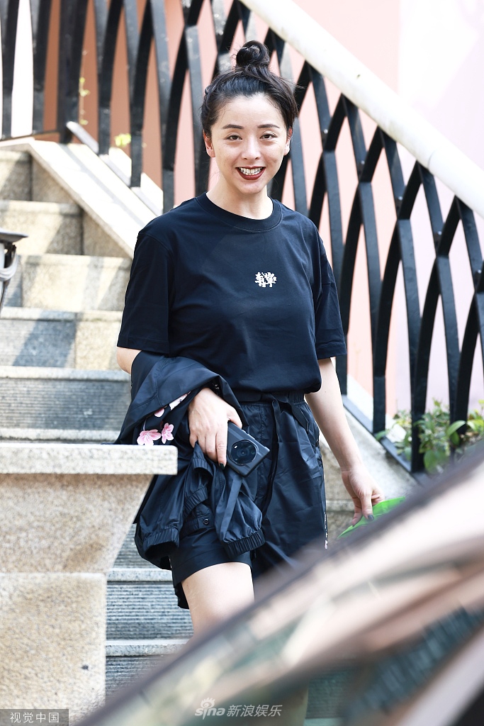 组图:黄小蕾扎丸子头现身长沙某酒店备战《浪姐》一公第3张图片 组图:黄小蕾扎丸子头现身长沙某酒店备战《浪姐》一公第3张图片