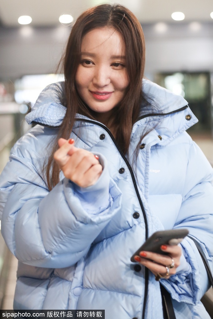 组图:张萌现身上海机场少女感十足 心情大好面对镜头开心比V