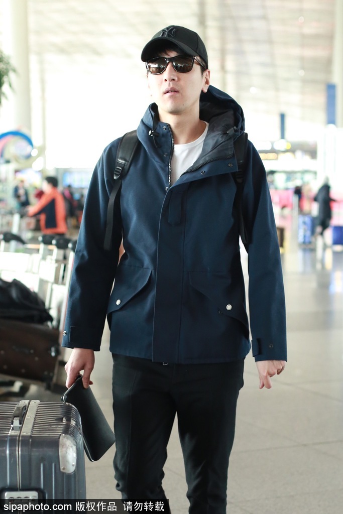 组图:换换换衣服了!赵又廷深色防风服现身
