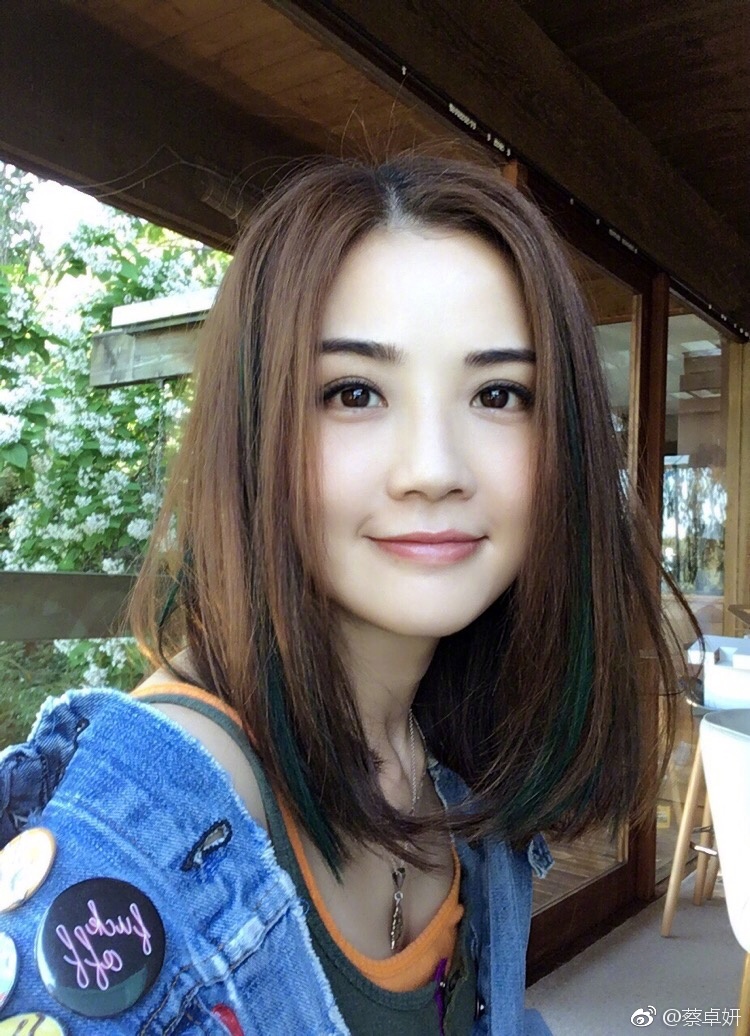 组图:出道17年了!蔡卓妍微博晒照感谢粉丝