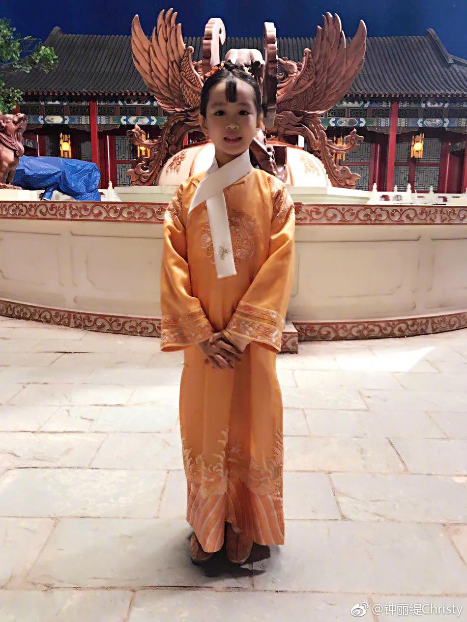 组图 钟丽缇女儿考拉拍戏变身小格格 爸妈齐现身支持