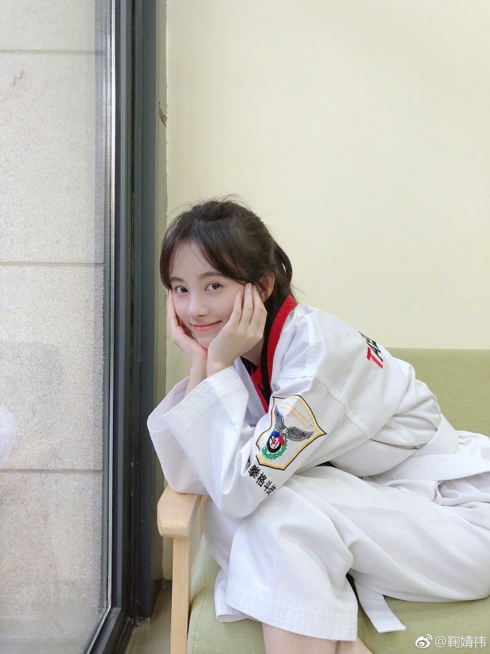 组图:鞠婧祎练跆拳道帅气高抬腿 托腮浅笑美目