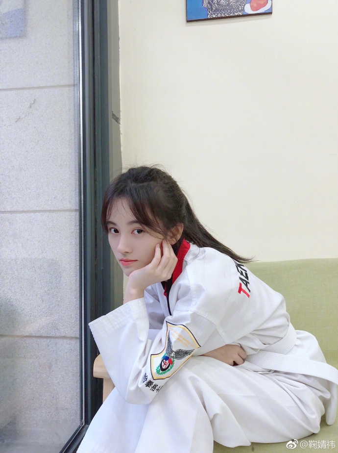 组图:鞠婧祎练跆拳道帅气高抬腿 托腮浅笑美目