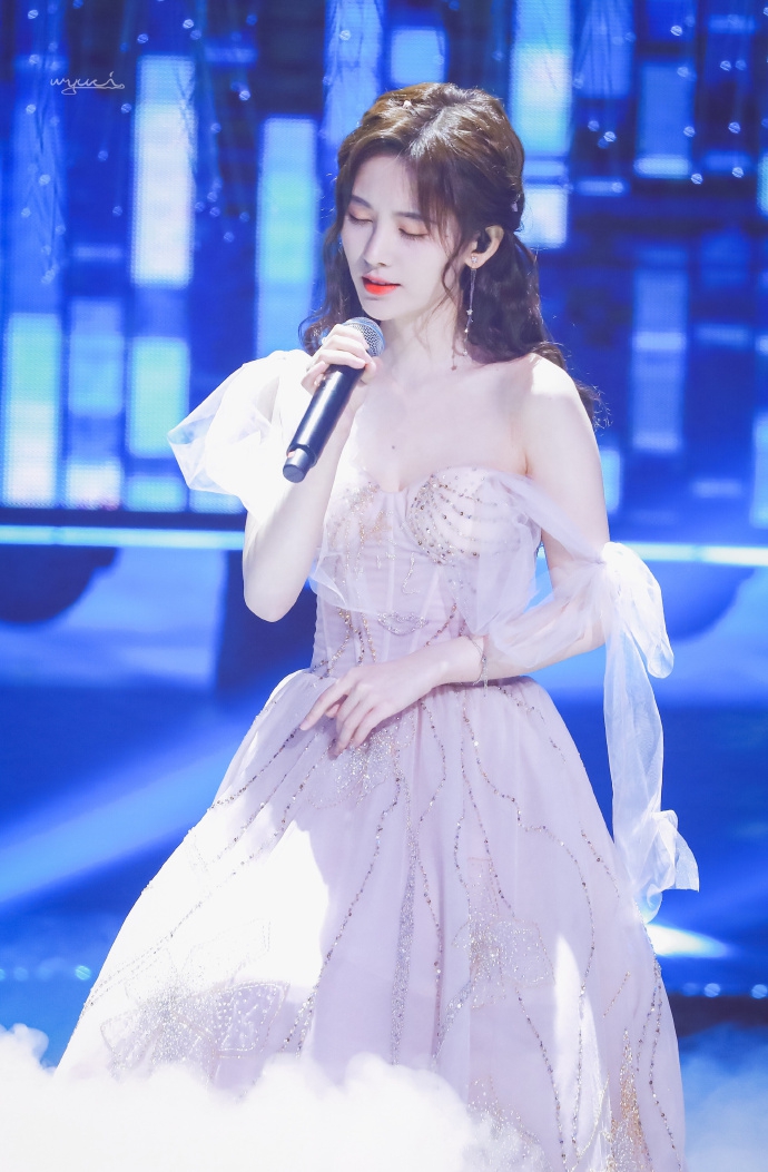 组图鞠婧祎飘逸纱裙微露香肩深情演唱肤白貌美明艳动人