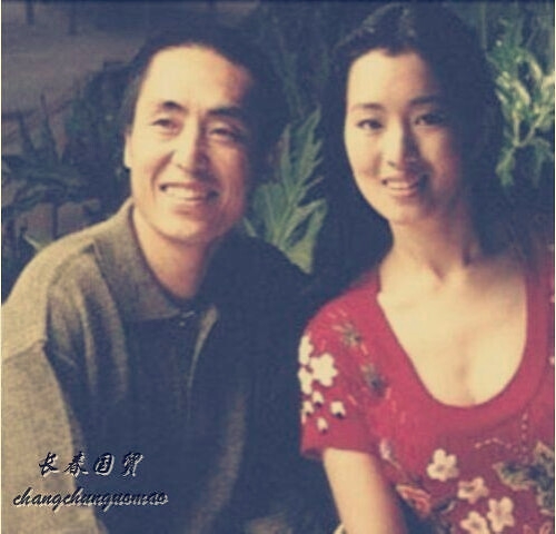 组图 张艺谋巩俐年旧照曝光两人对镜灿笑自信大方颜值高 新浪网