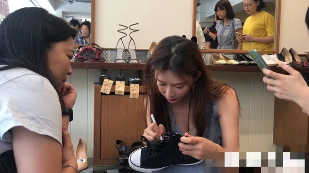 林志玲婚后现身慈善义卖 微笑回应备孕传闻称“我努力”