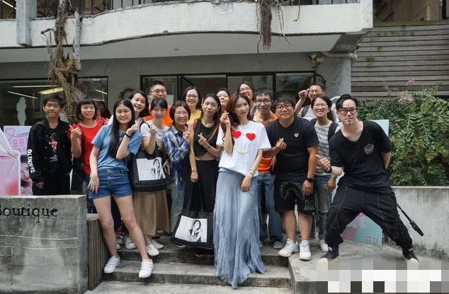 林志玲婚后现身慈善义卖 微笑回应备孕传闻称“我努力”