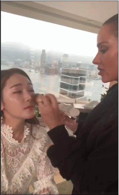 组图:jessica郑秀妍直播化妆 大眼睛放电皮肤好到发光